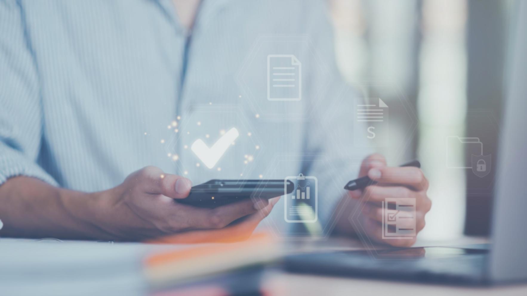 Rédactrice travaillant sur une stratégie de contenu pour e-commerce