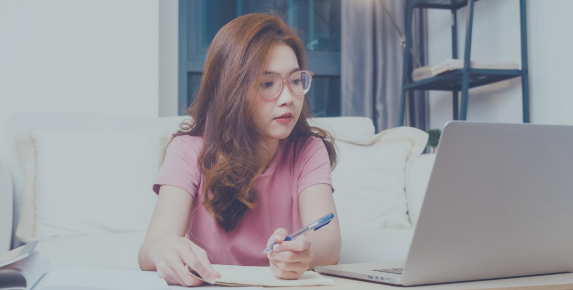 Équipe analysant les performances SEO d'un site client